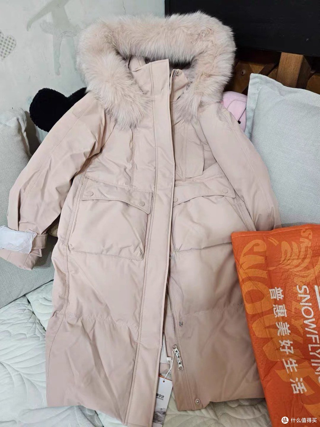 ❄️冬日守护神!雪中飞马卡龙色系狐狸毛领长款羽绒服,温暖你的每一个瞬间❄️