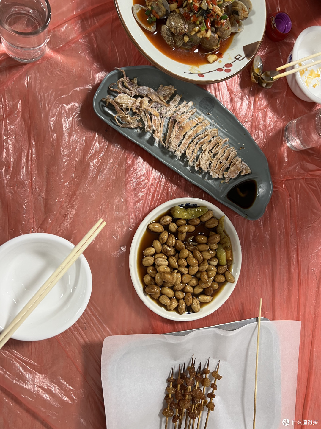 觥筹交错，两杯下肚，微醺。回家