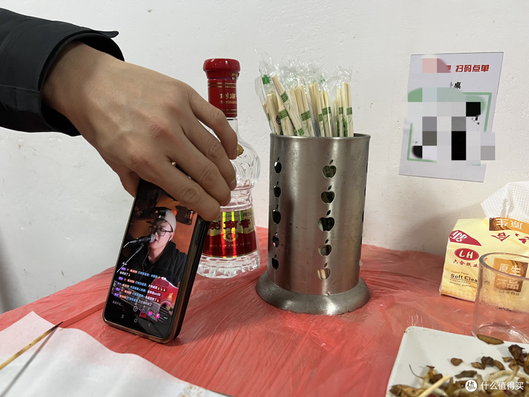 觥筹交错，两杯下肚，微醺。回家