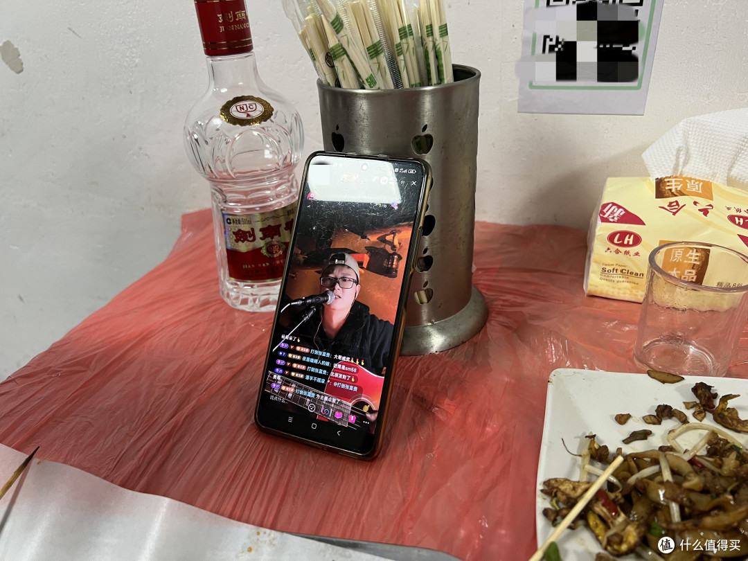 觥筹交错，两杯下肚，微醺。回家