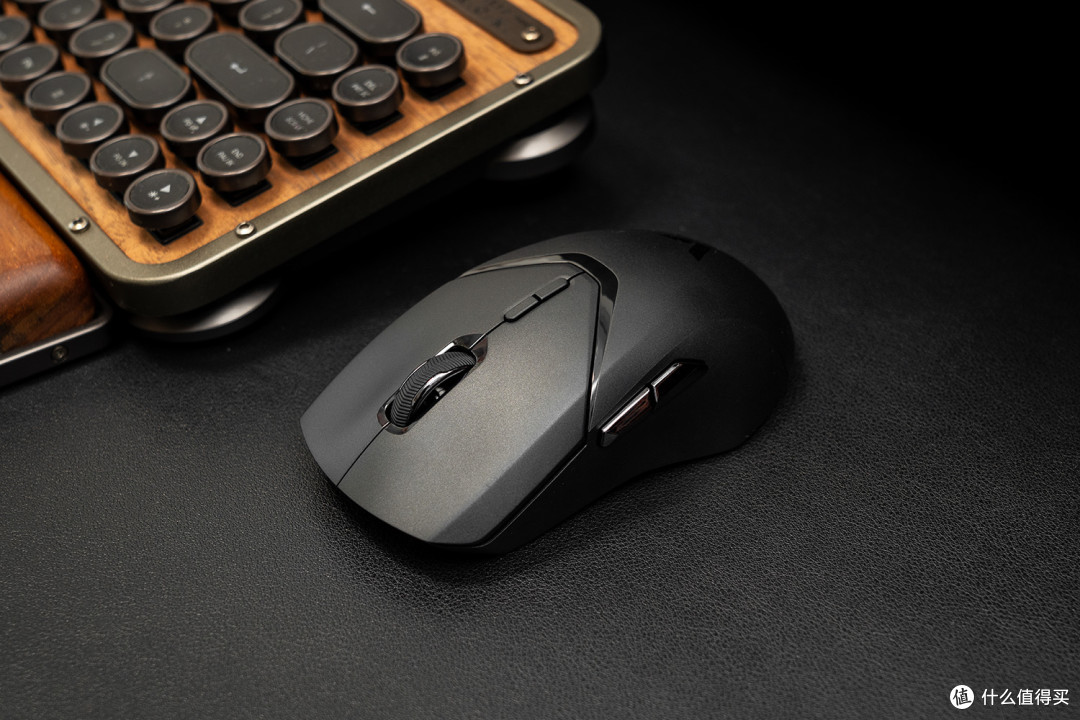 又入手了一个雷柏VT9PRO，外带新上市的VT9PRO Mini：大手、小手、无线充电、4K回报率