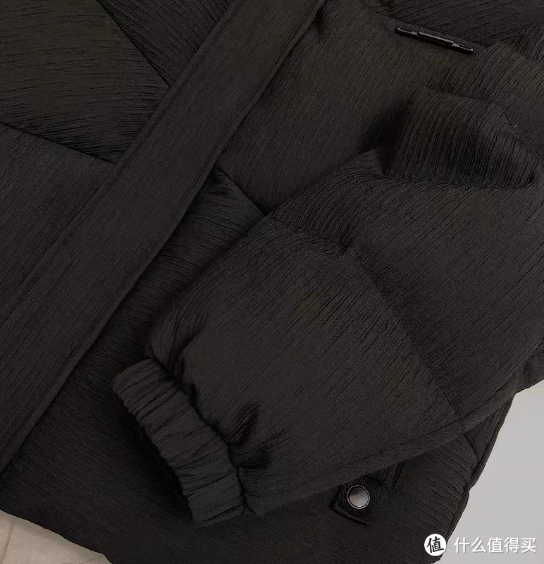 黑择明羽绒服：韩版潮流与超强保暖的完美结合