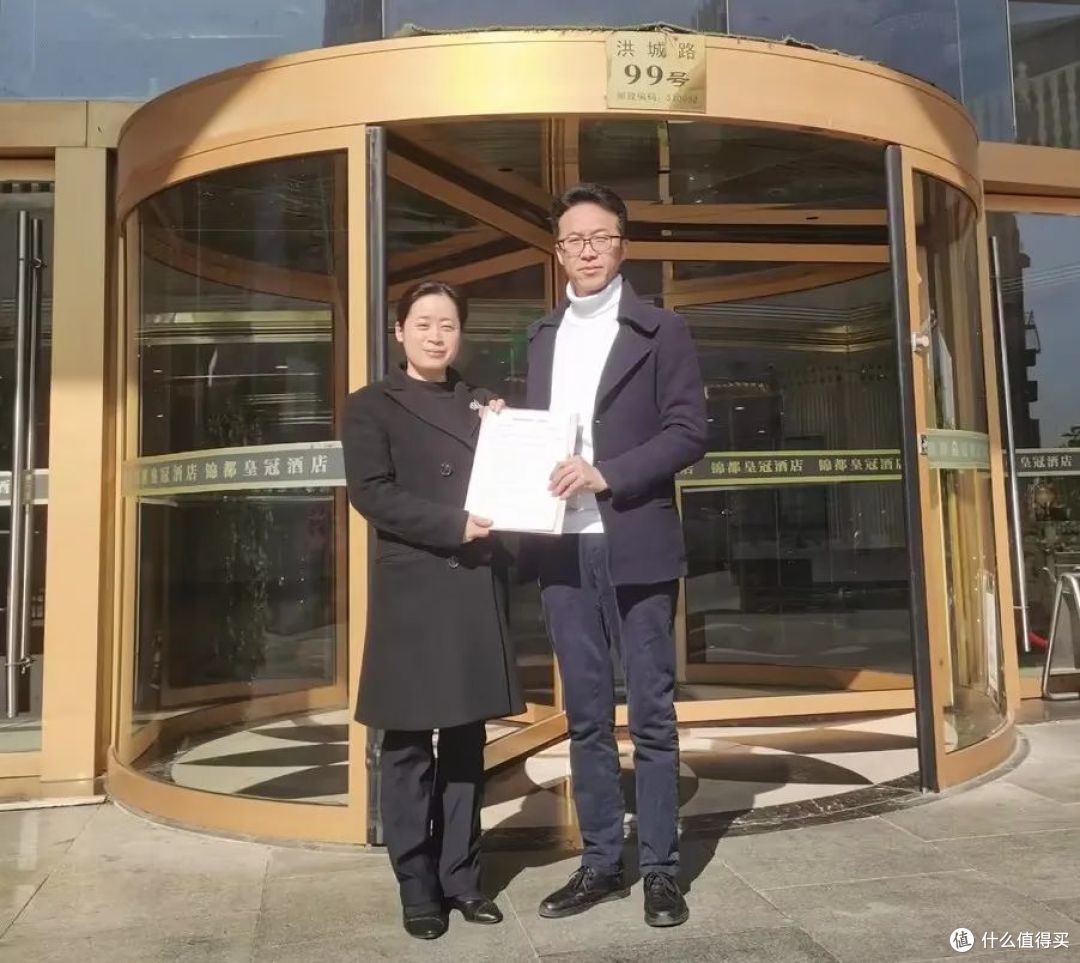 锦都皇冠酒店运营负责人程艳平与睡眠港酒店渠道负责人于富江签约合影