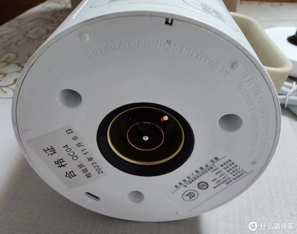 有了乐扣乐扣便携养生壶,再也不用担心办公室喝水的问题了。