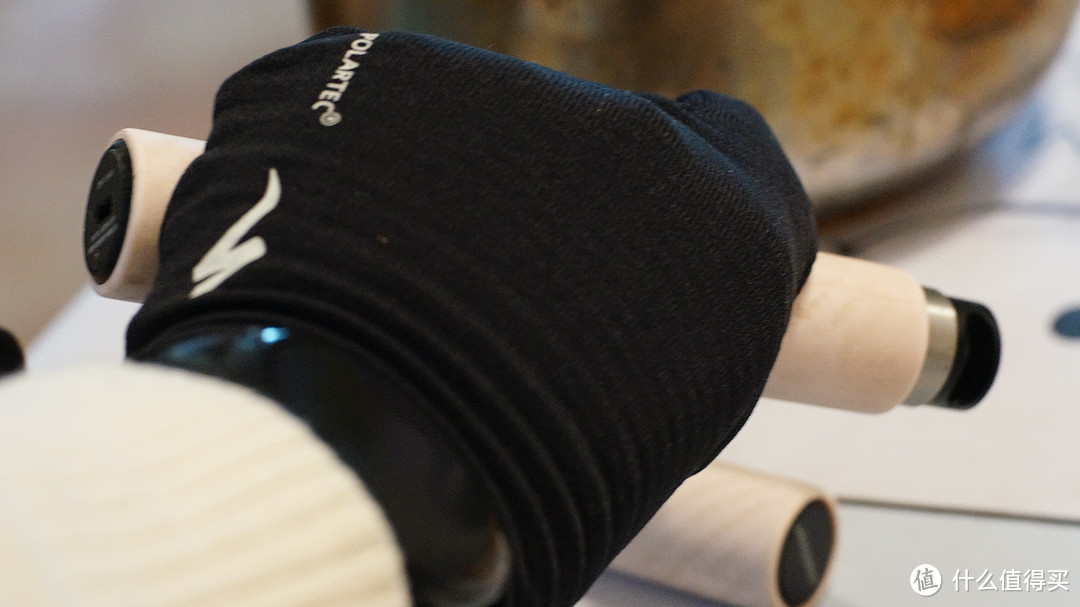 闪电骑行手套，高科技加持的冬季多运动适用手套