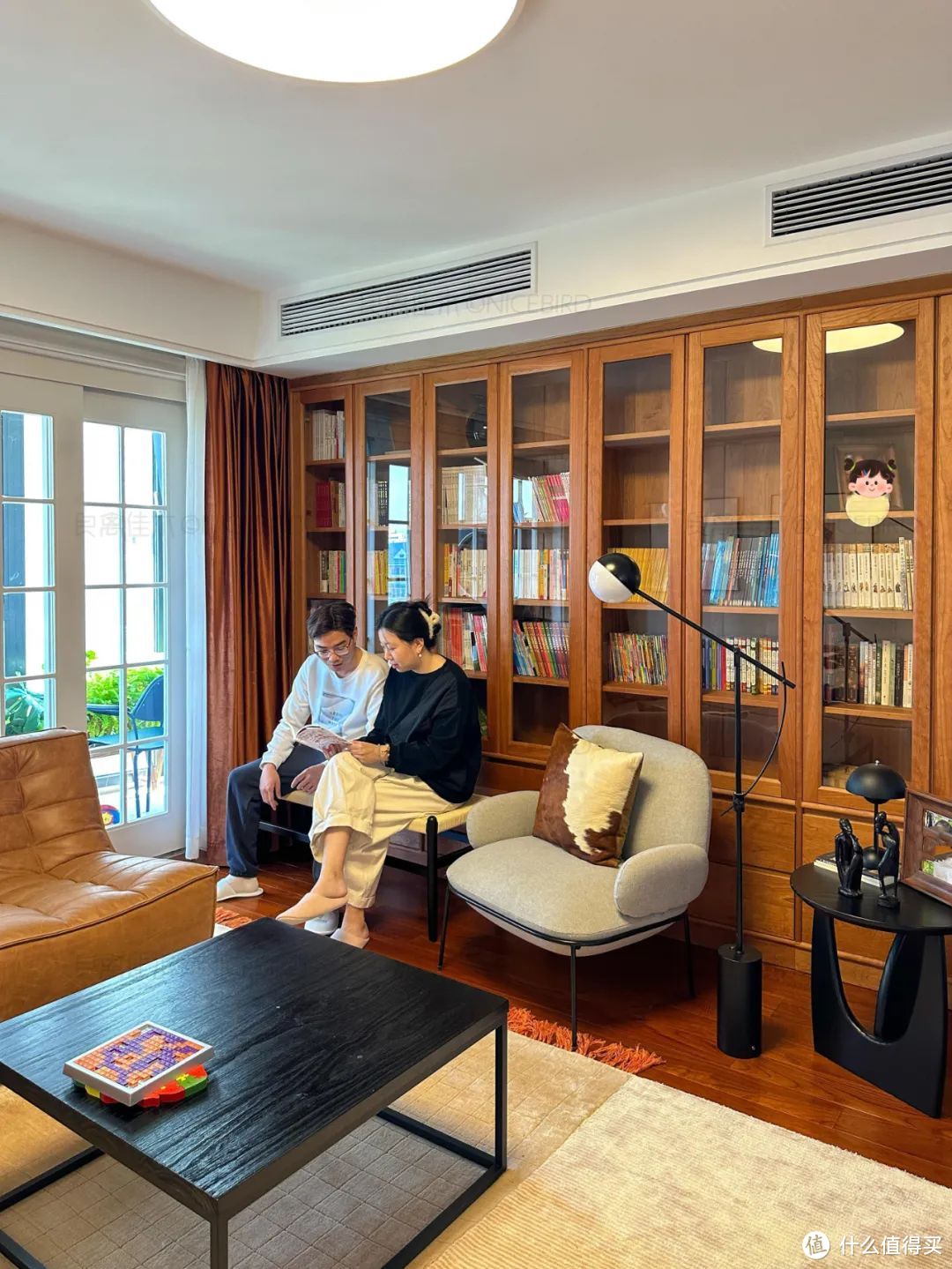 上海业主105㎡温馨三居，转角沙发加大书柜，打造全能起居室