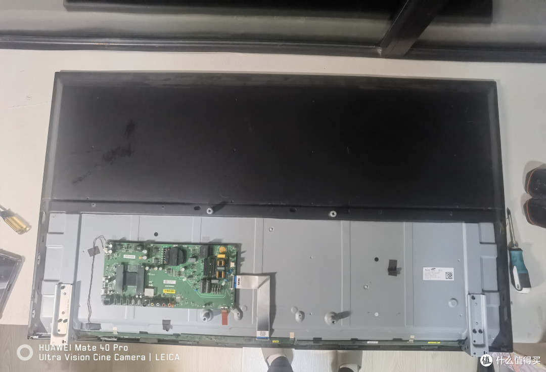 拆掉后盖露出主板