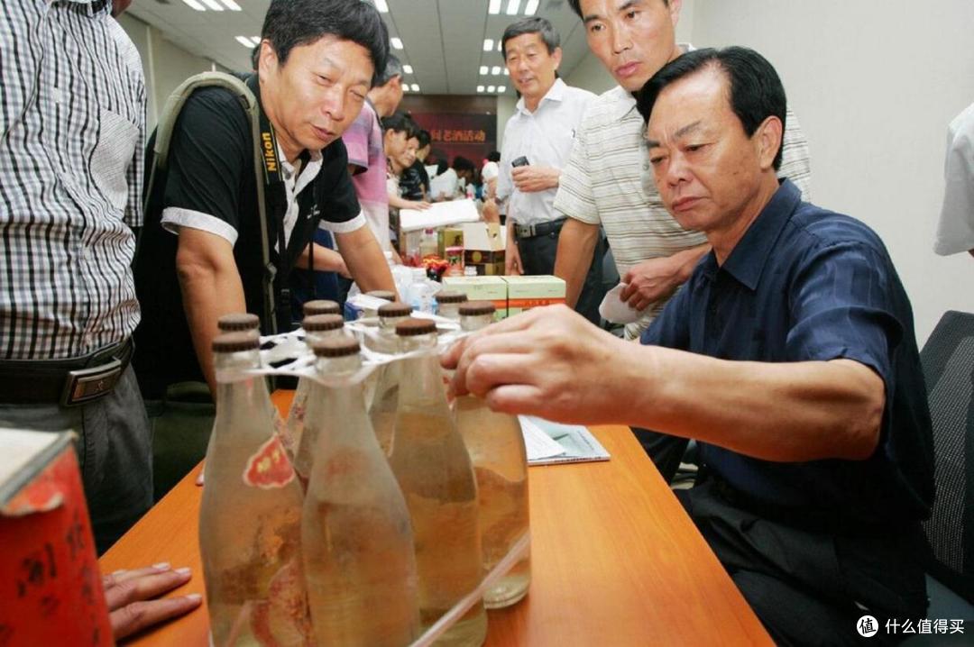 街边总有人在“高价回收老酒”,能有多赚钱?行家:玩的都是套路