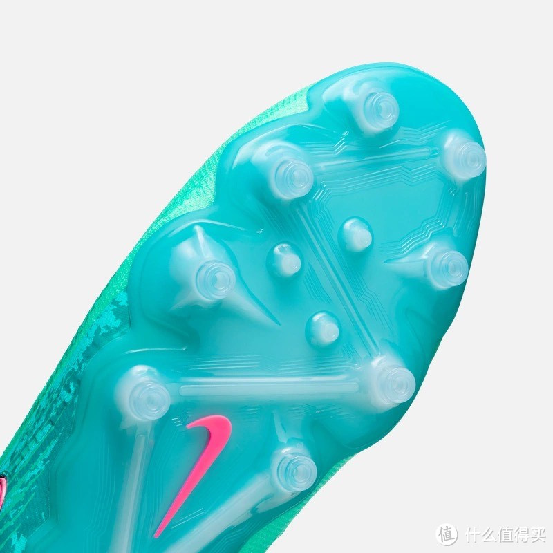暗煞之舞:Nike Phantom GX II ELT LV8 AGPRO足球鞋的华丽篇章