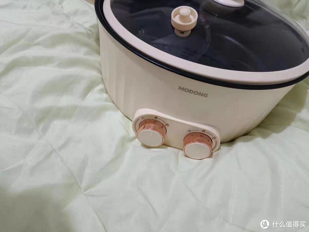 家用鸳鸯电火锅是一种非常方便实用的厨房电器
