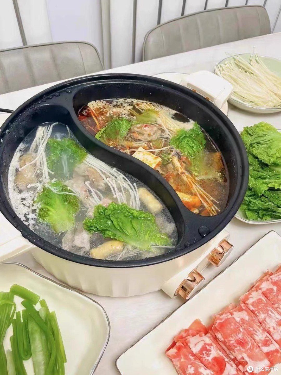 家用鸳鸯电火锅是一种非常方便实用的厨房电器