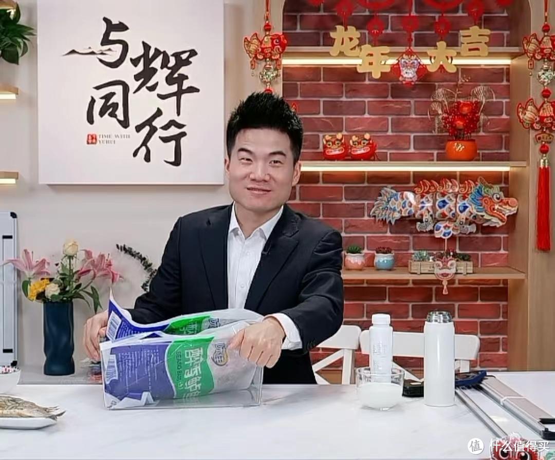 董宇辉卖鲈鱼，被问“我若买到的鱼小，怎么办？”他的解释绝了！