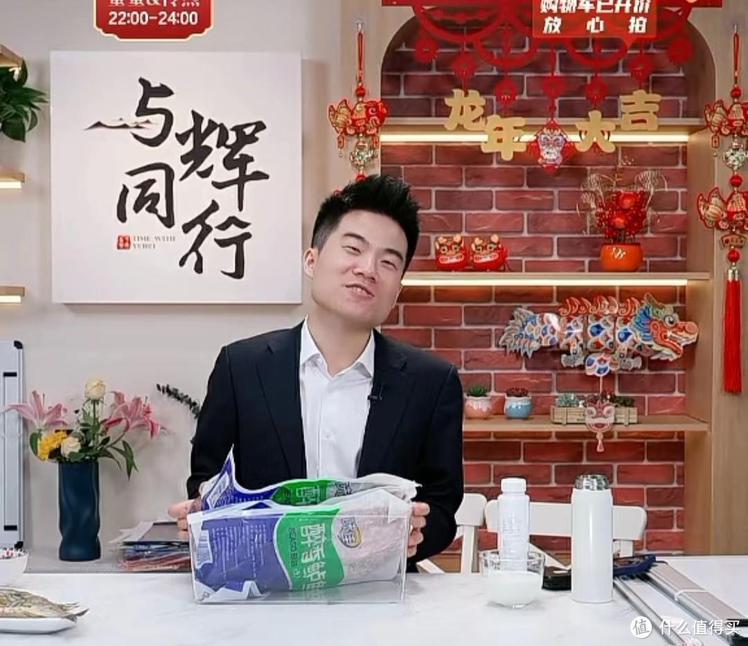 董宇辉卖鲈鱼，被问“我若买到的鱼小，怎么办？”他的解释绝了！