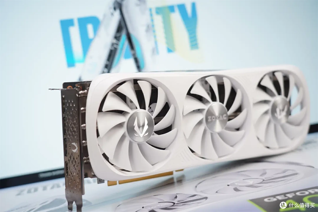 打破常规,引领潮流:索泰 RTX 4070 Ti TRINITY OC 月白的独特设计理念!