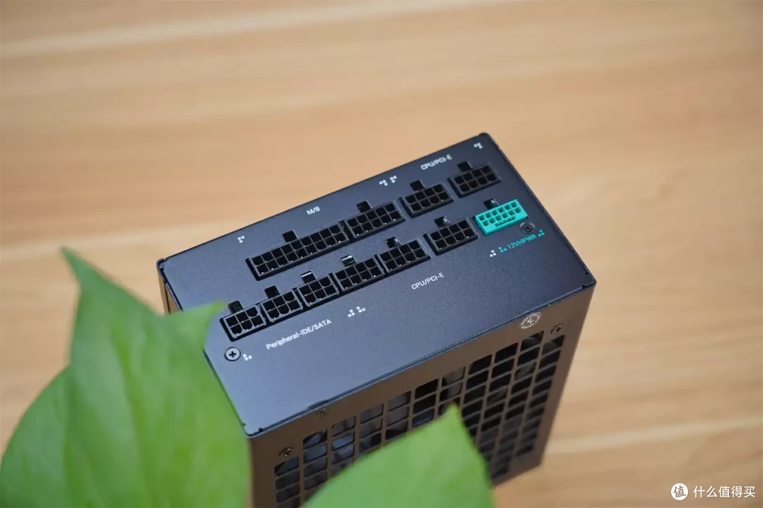 打破常规,引领潮流:索泰 RTX 4070 Ti TRINITY OC 月白的独特设计理念!