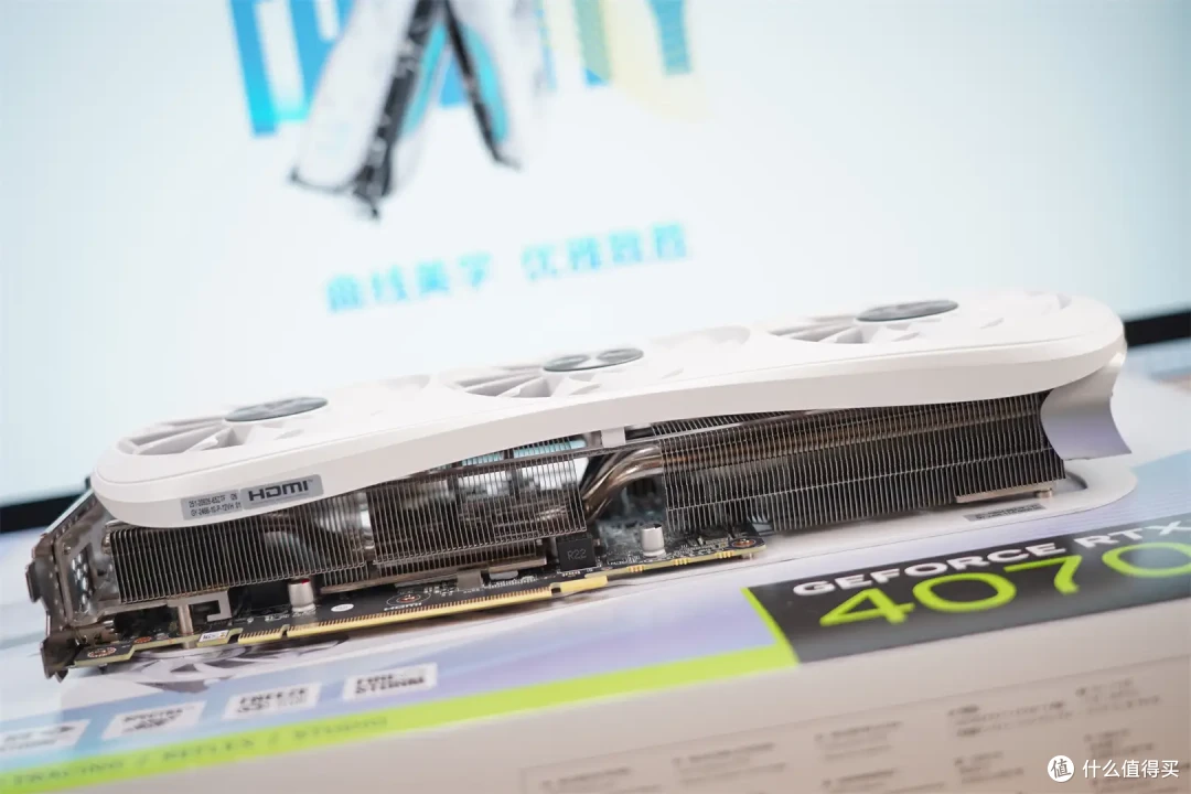 打破常规,引领潮流:索泰 RTX 4070 Ti TRINITY OC 月白的独特设计理念!