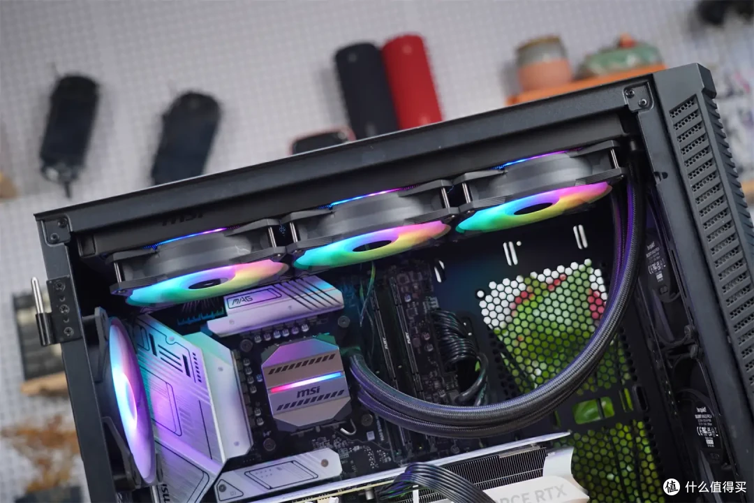 打破常规,引领潮流:索泰 RTX 4070 Ti TRINITY OC 月白的独特设计理念!