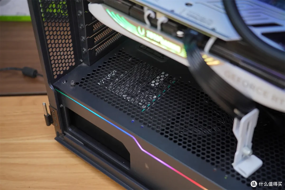 打破常规,引领潮流:索泰 RTX 4070 Ti TRINITY OC 月白的独特设计理念!
