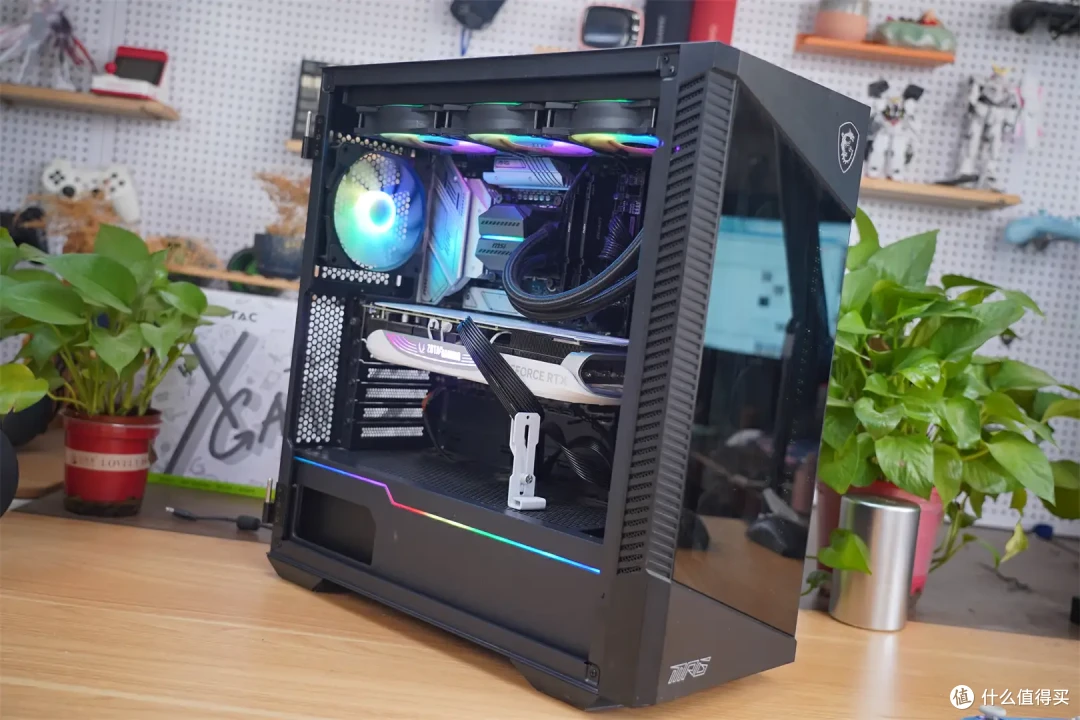 打破常规,引领潮流:索泰 RTX 4070 Ti TRINITY OC 月白的独特设计理念!