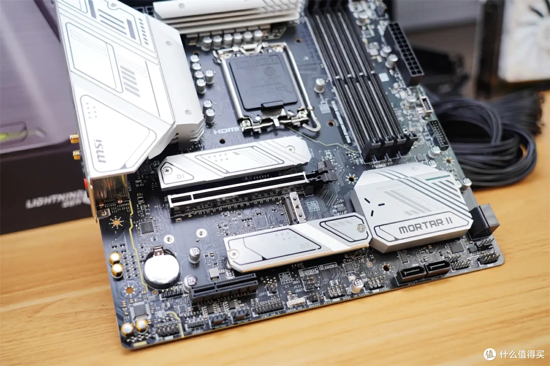 打破常规,引领潮流:索泰 RTX 4070 Ti TRINITY OC 月白的独特设计理念!