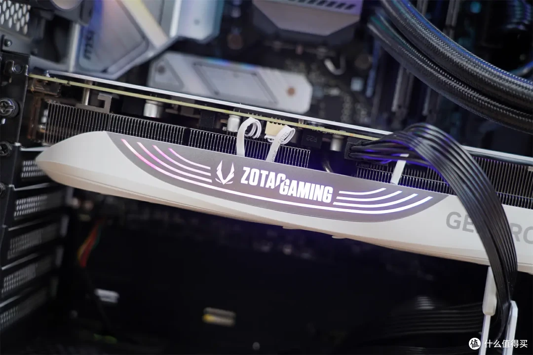 打破常规,引领潮流:索泰 RTX 4070 Ti TRINITY OC 月白的独特设计理念!