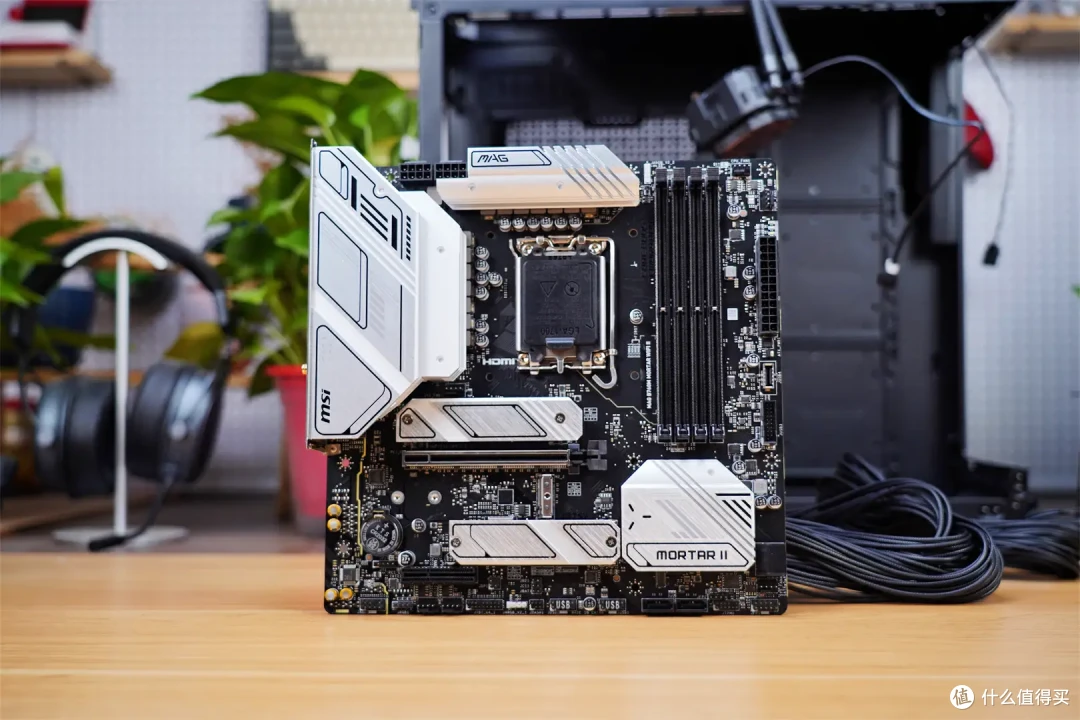 打破常规,引领潮流:索泰 RTX 4070 Ti TRINITY OC 月白的独特设计理念!