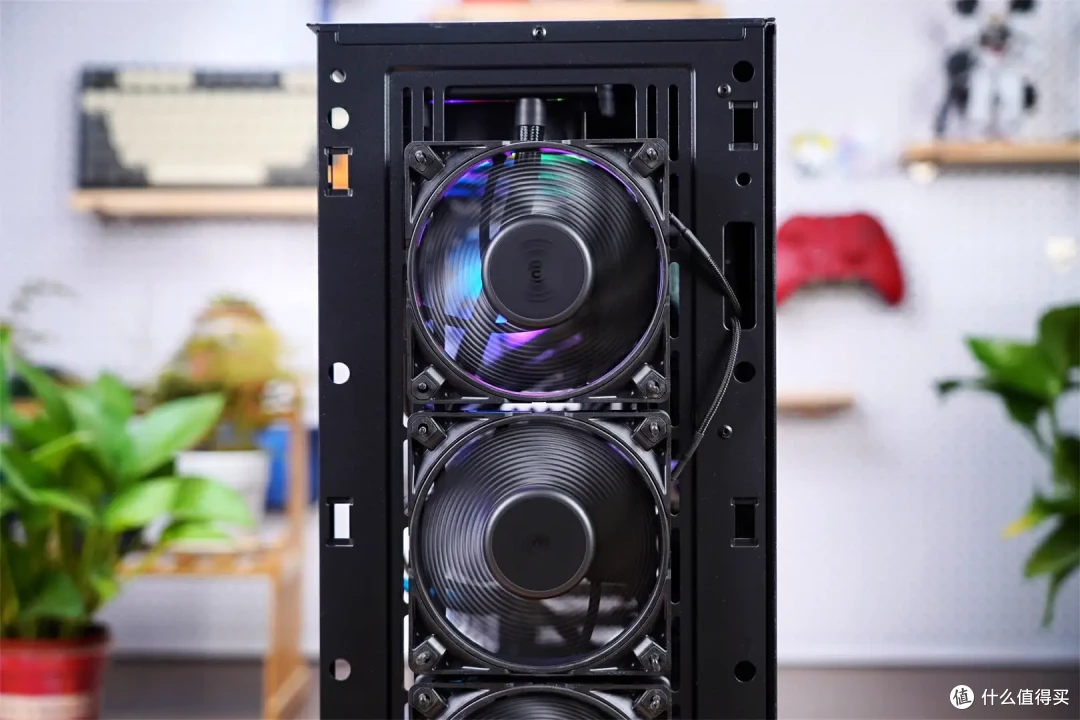 打破常规,引领潮流:索泰 RTX 4070 Ti TRINITY OC 月白的独特设计理念!