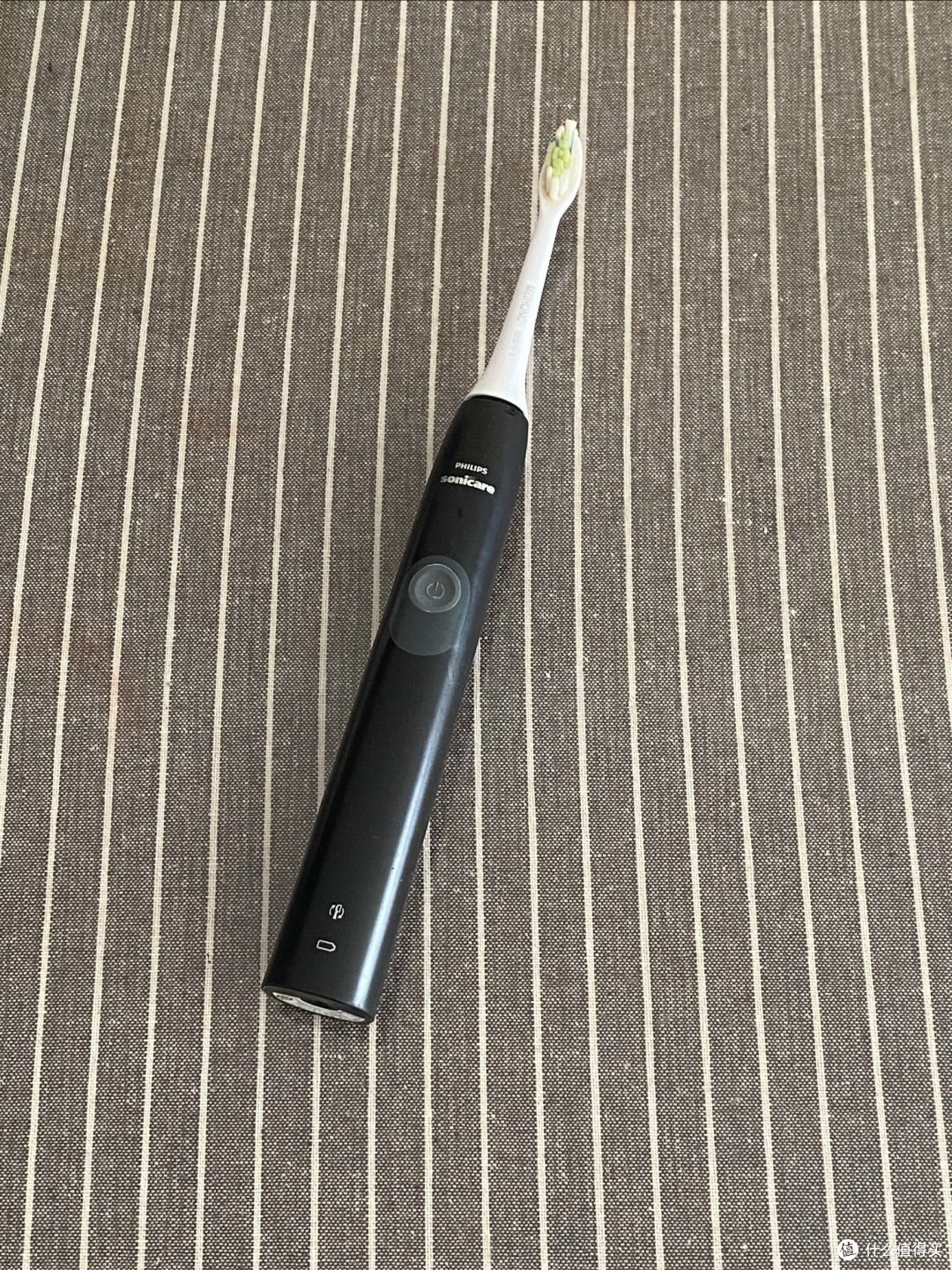 飞利浦电动牙刷让刷牙更简单。