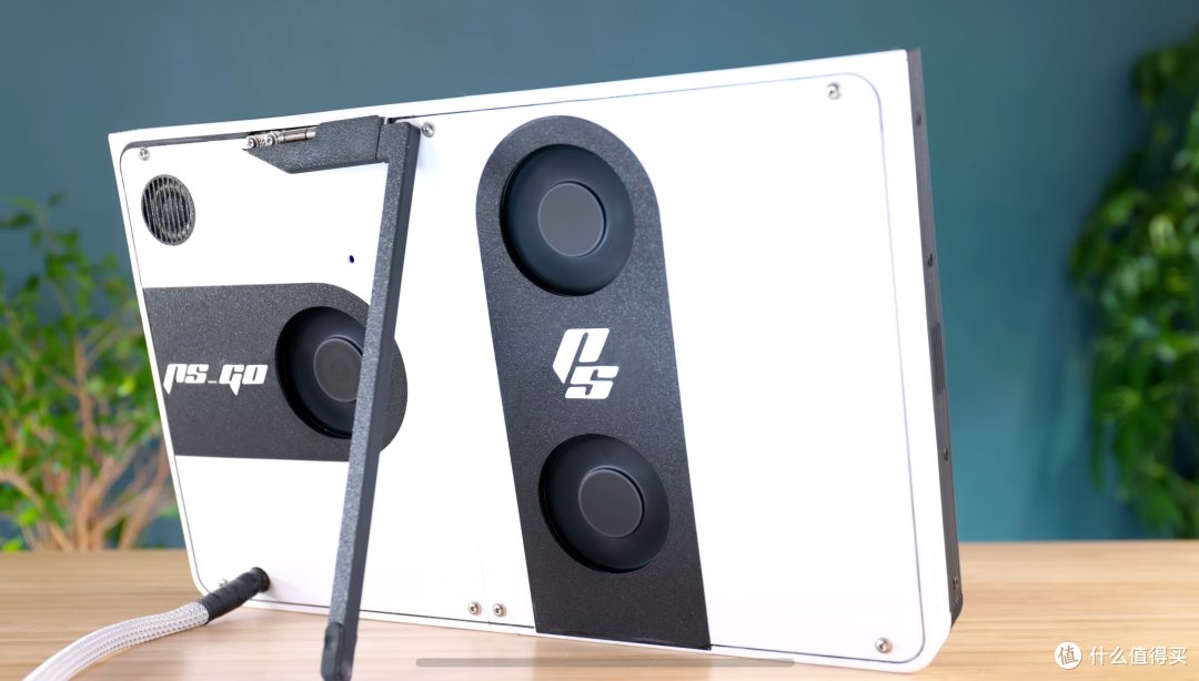 DIY大神发布全球首款便携式 PS5 主机,可以装进你的双肩包!