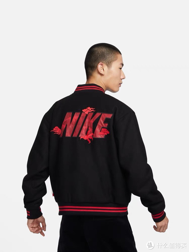 NIKE SPORTSWEAR "CNY" 男子运动夹克：新年的时尚守护者