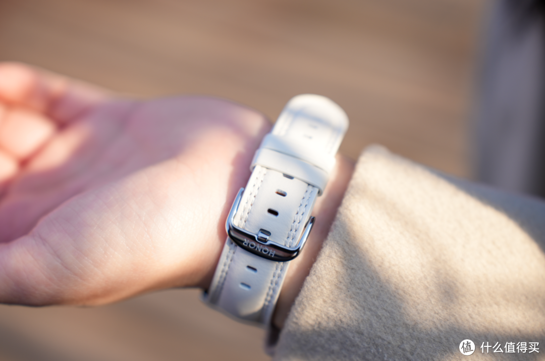 荣耀手表4 Pro白色版上手实测:让小姐姐一见倾心的智能手表