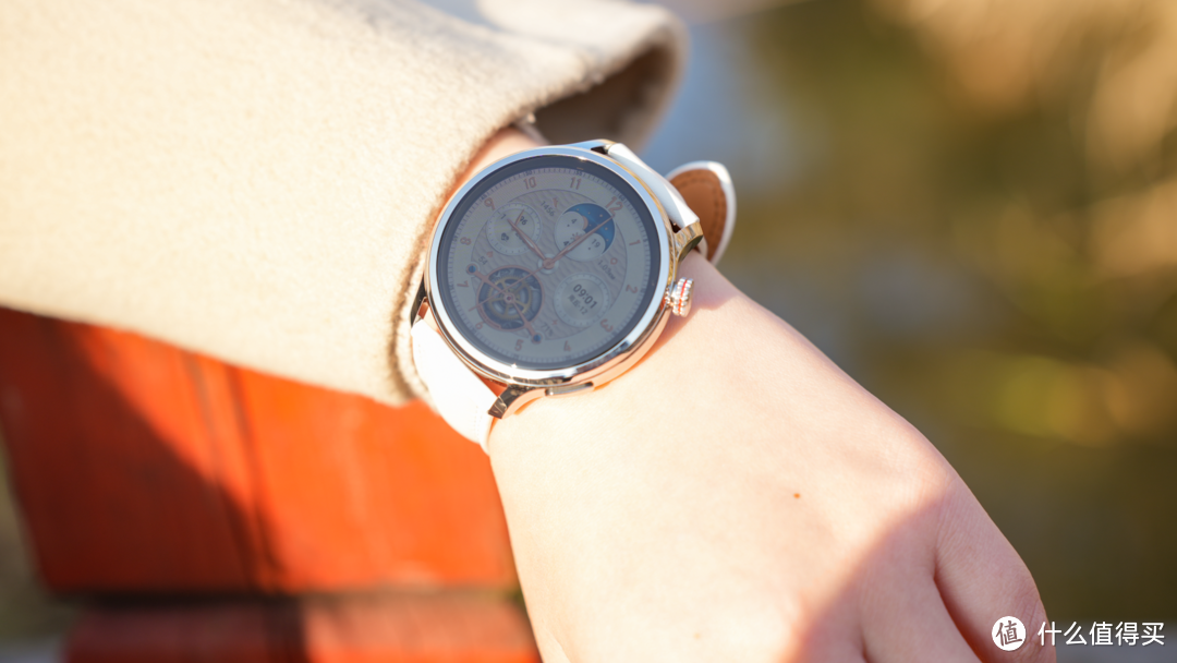 荣耀手表4 Pro白色版上手实测：让小姐姐一见倾心的智能手表