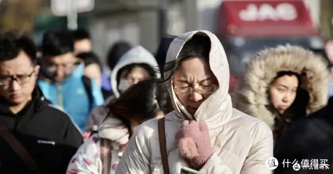 羽绒服的风头,全被它抢了:卖到断货的冲锋衣,成了「打工人最好的医美」?