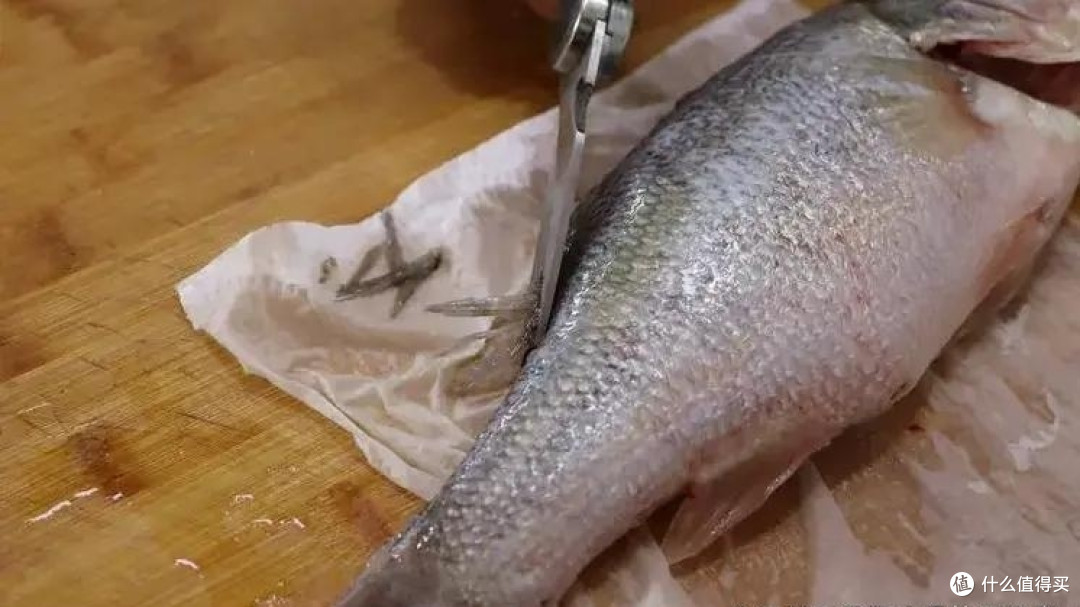 做清蒸鱼，切记不要放盐和料酒，教你正确做法，不柴不腥鲜嫩多汁