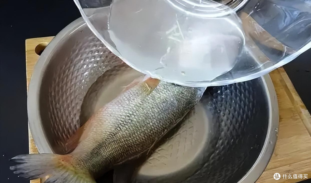 做清蒸鱼，切记不要放盐和料酒，教你正确做法，不柴不腥鲜嫩多汁