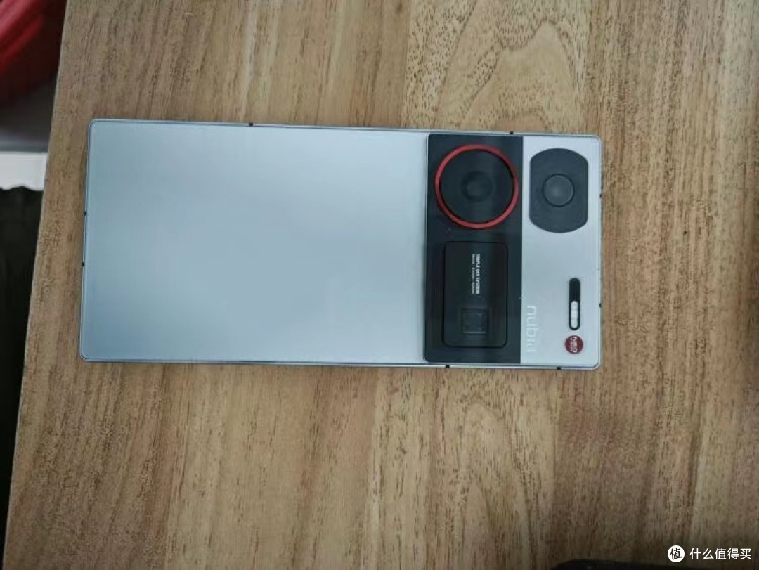 低调的高端机:屏下摄像+第三代骁龙8+6000mAh,16+512GB仅4699元