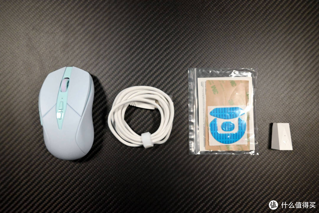 雷柏V300PRO轻量化双模无线游戏鼠标
:性能与握感兼得、颠覆游戏体验