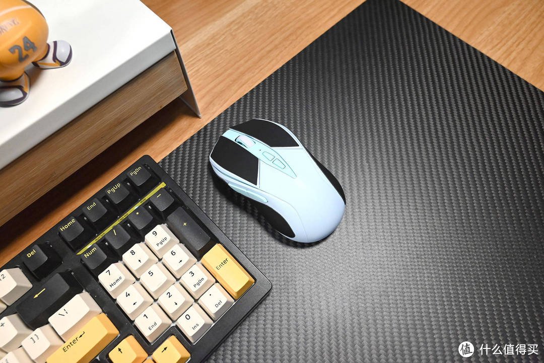 雷柏V300PRO轻量化双模无线游戏鼠标
:性能与握感兼得、颠覆游戏体验
