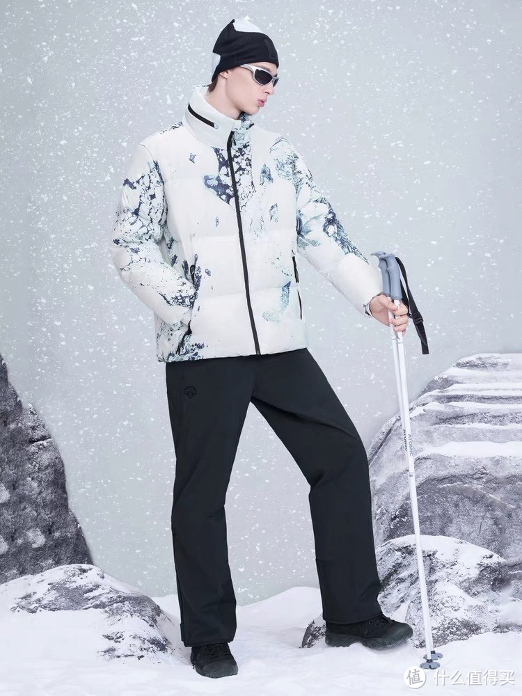 DESCENTE迪桑特与BRAM联名设计的男子短款鹅绒服外套：温暖与时尚的完美结合