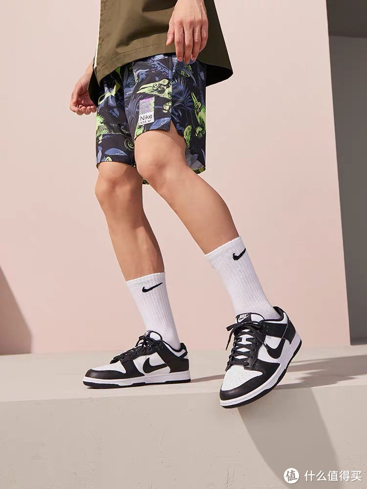 重燃经典，黑白熊猫再塑时尚标杆——Nike Dunk Low Retro男子运动鞋赏析