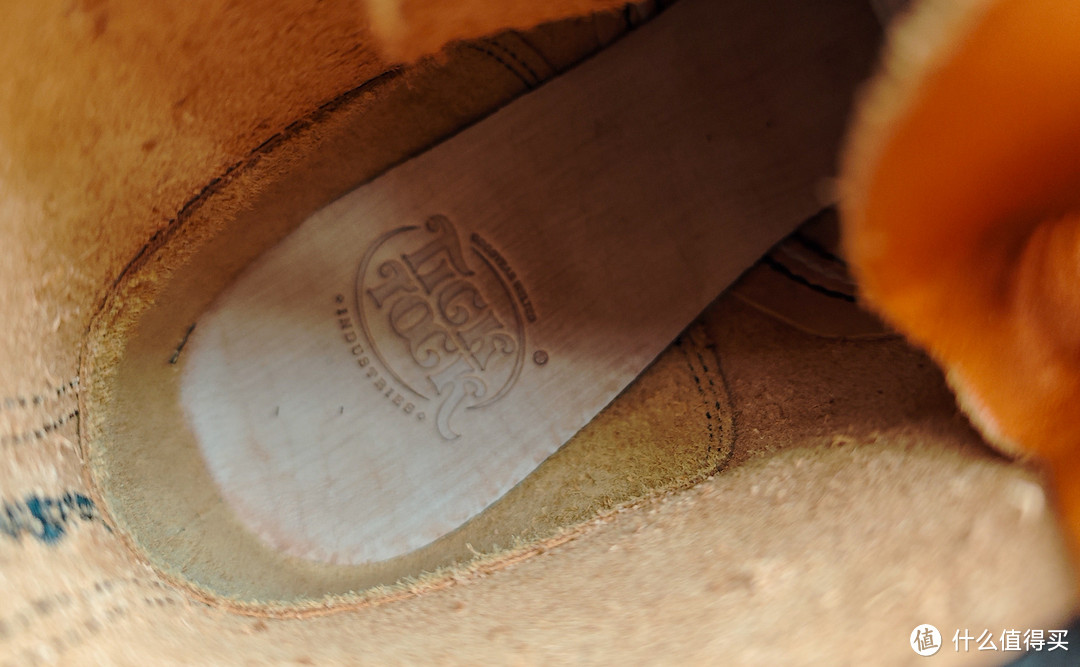 真皮中底鞋垫，带着品牌logo烙印。