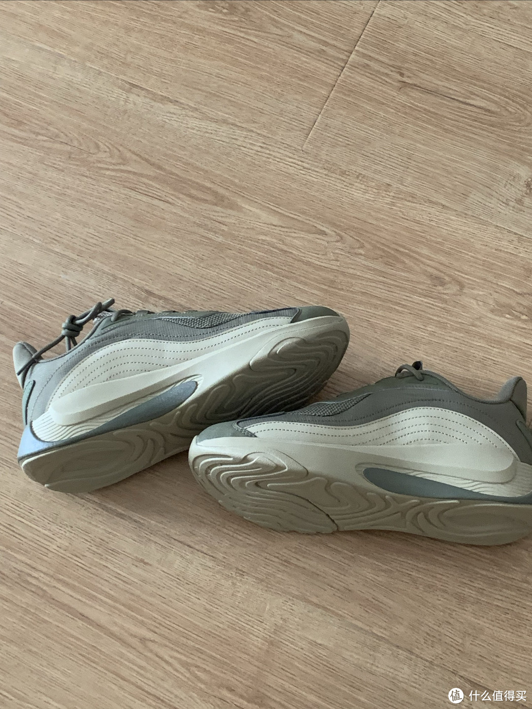 安踏休闲运动鞋跑步运动穿搭十分合适。