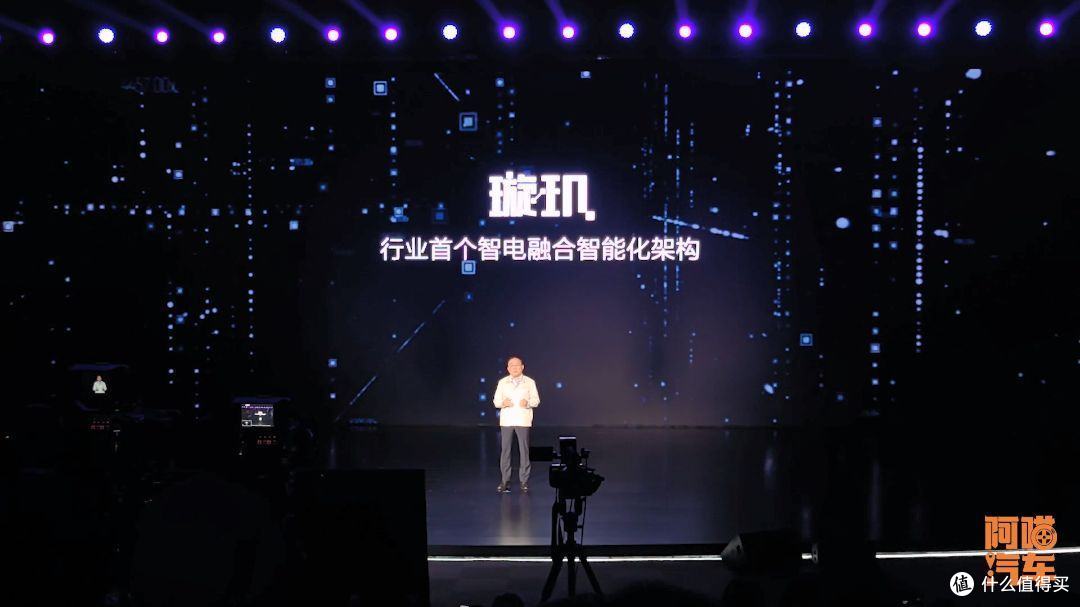 不踩友商都不会卖车了吗？2023年汽车市场怪象，这是最后的疯狂？