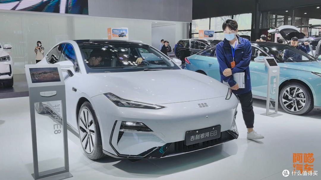 不踩友商都不会卖车了吗？2023年汽车市场怪象，这是最后的疯狂？