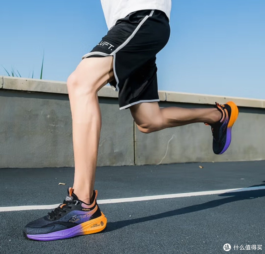 超轻专业碳板跑步鞋，马拉松训练必备神器！让你成为龙年运动的焦点！