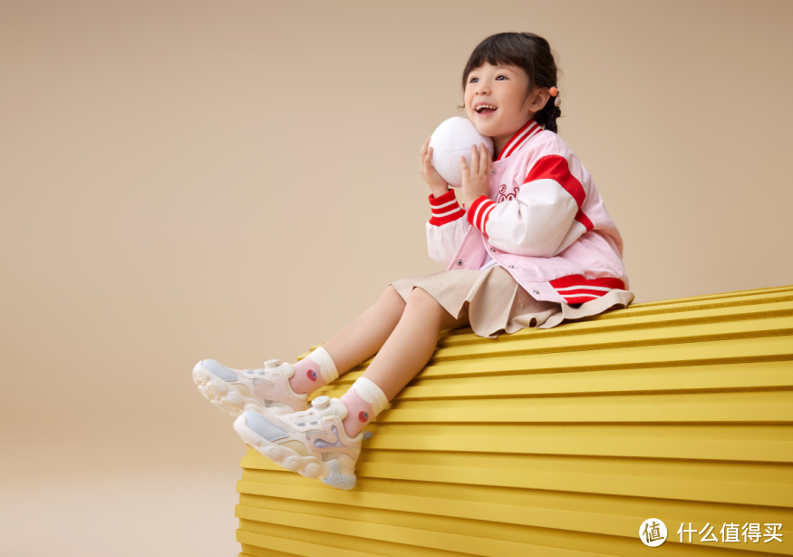 儿童鞋的选择依据年龄段，更有利于足部发育