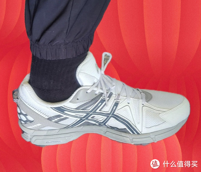 亚瑟士新款gel跑步运动鞋，外观帅气，舒适可靠。