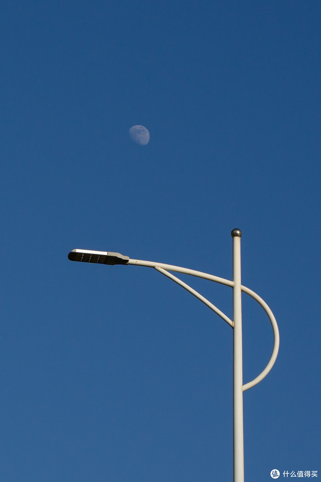 路灯与月亮