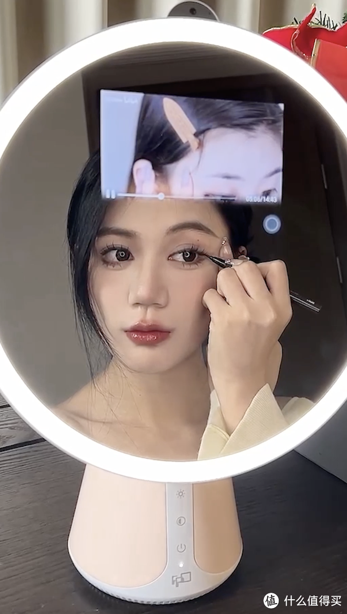 可以AI测肤的黑科技——FPD智能美妆镜，年货节活动价1514元，参加每满200元-30元，到手价低至1314元。