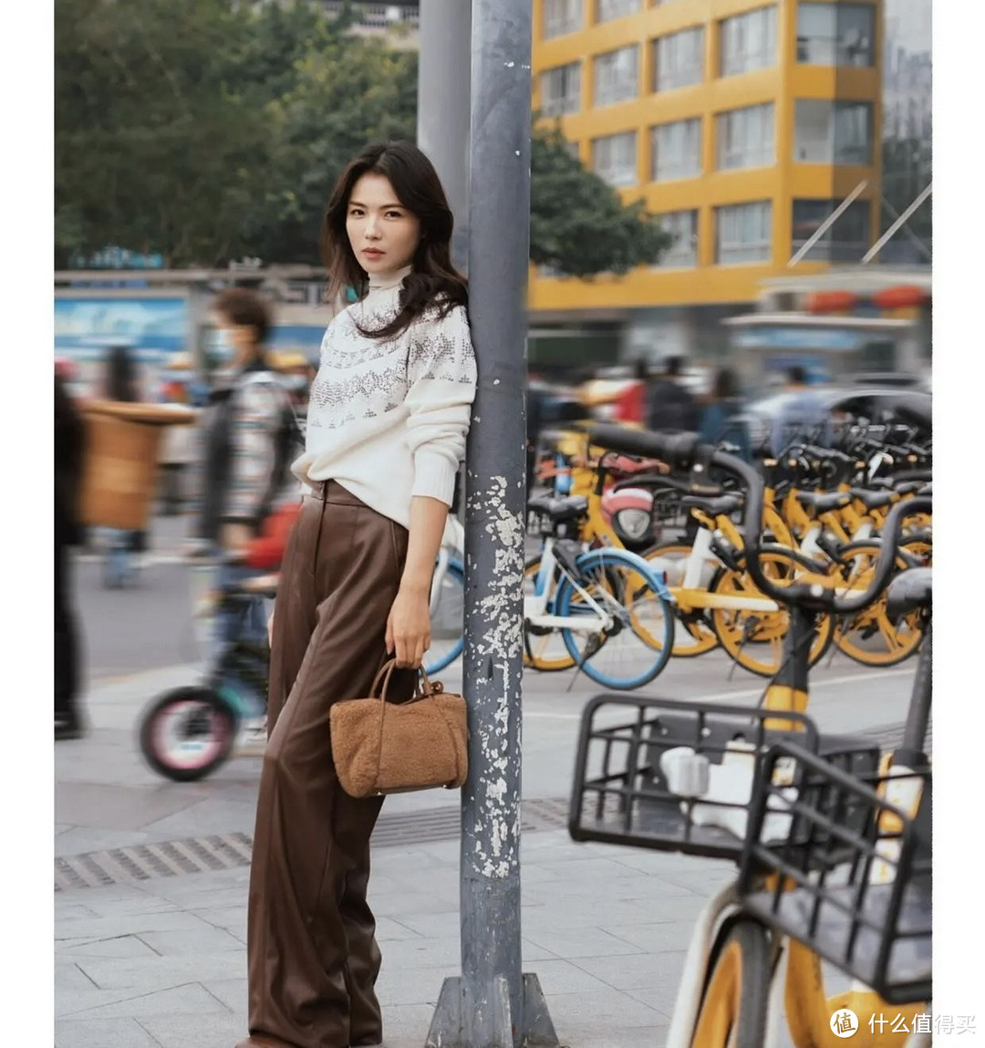45岁刘涛带火了一种新穿法：毛衣+阔腿裤+长卷发，时髦高级又洋气